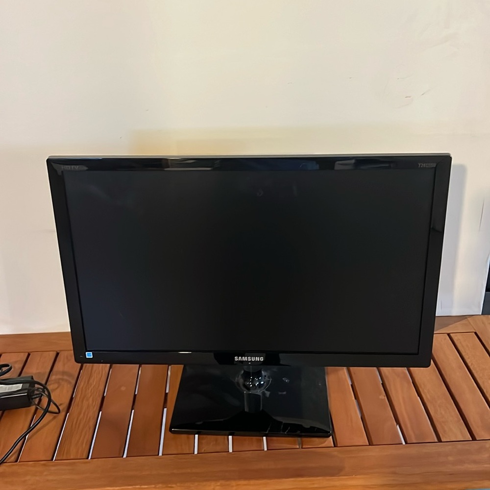 Samsung 22” monitor can be used for gaming, computer etc hardly used
